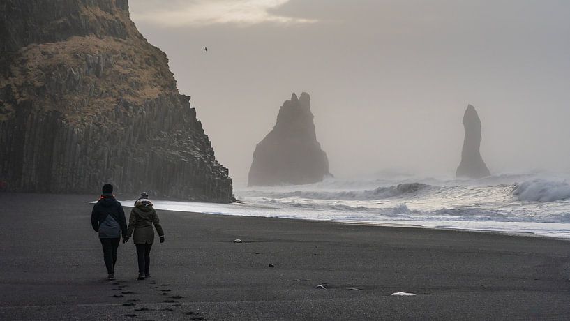 Touristen machen einen Spaziergang am Strand von Reynisdrangar im Süden Islands in der Nähe von Vik von Anges van der Logt