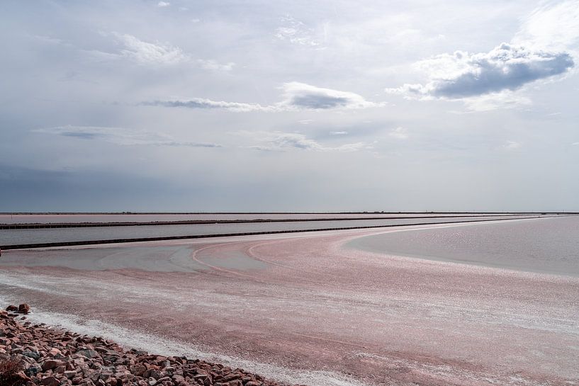 Pink sea salt with clean lines by Mel van Schayk