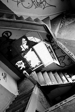 Eine verlorene Treppe in einem verlassenen Haus von Jacqueline Groot