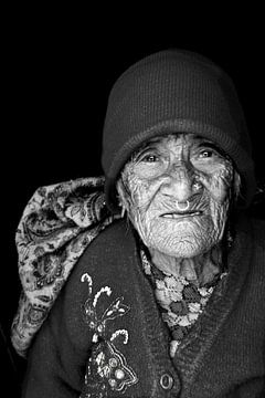 portret oude vrouw nepal van rene schuiling