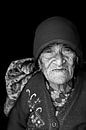 portret oude vrouw nepal by rene schuiling thumbnail