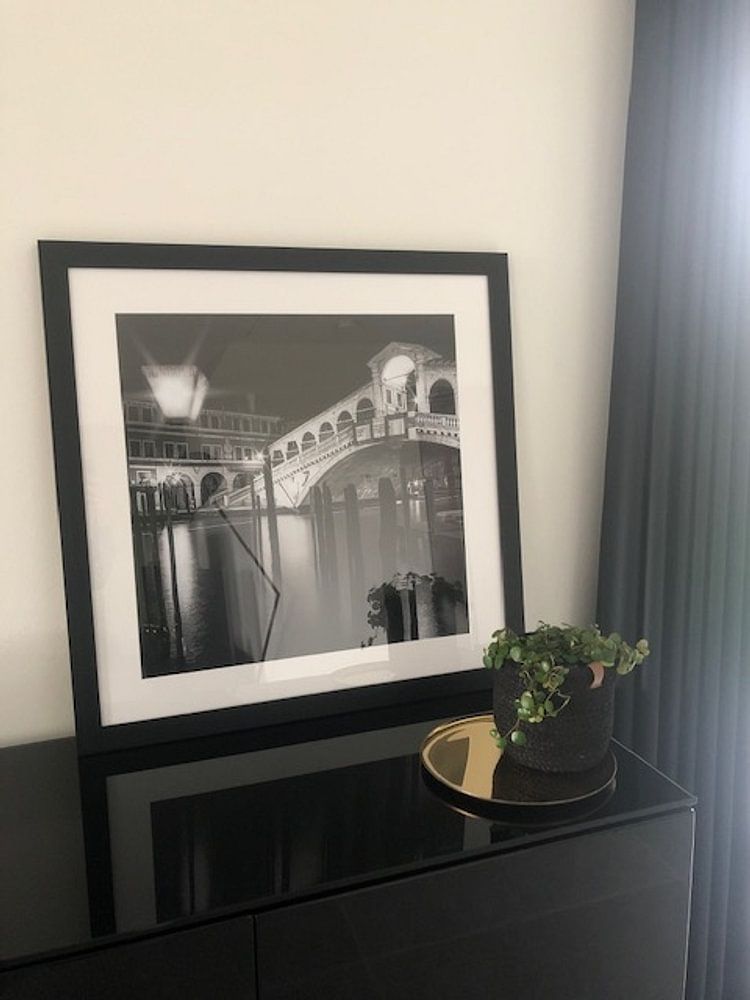 VENETIË Rialto brug bij nacht | zwart-wit van Melanie Viola