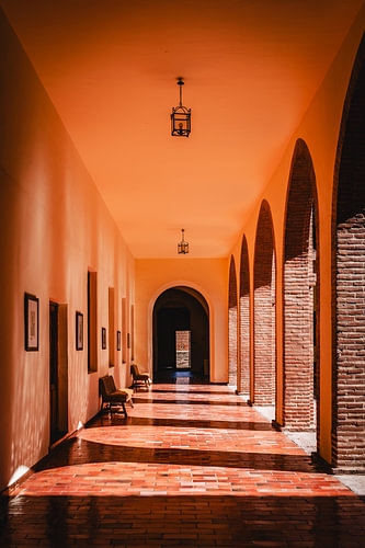 Echos der Vergangenheit, sonnenüberflutete spanische Säulengänge, Medina del Campo