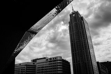 Das Rotterdam Marriott Hotel in Schwarz-Weiß, aufgenommen vom Hauptbahnhof in Rotterdam, Niederlande