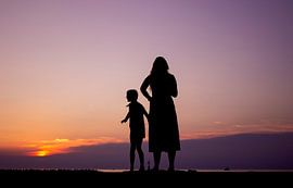 Silhouette von Mutter und Tochter von MyVisualJourneyShots