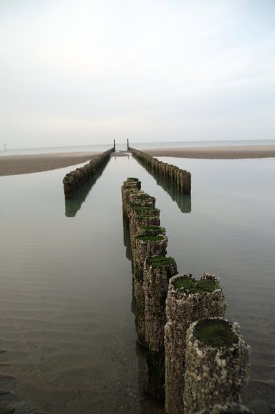 Uitzicht over zee langs een rij golfbrekers by Anouk Noordhuizen