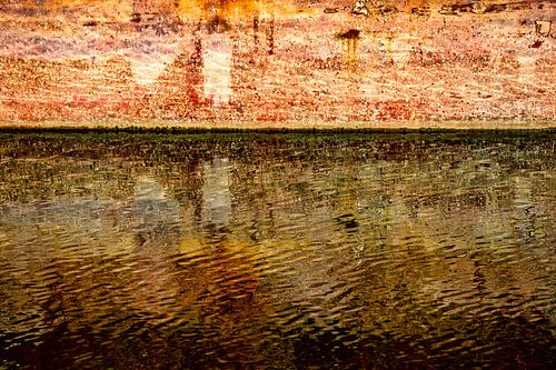 Weerspiegeling scheepswand met een abstract effect