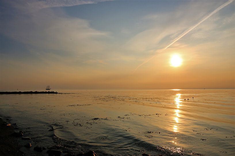 Lever de soleil avec le navire par Inge Heathfield