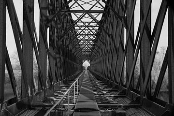 Oude spoorbrug in zwart wit