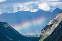 Landschaft mit Berge und Regenbogen
