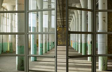 Open deur naar fabriekshal van shoott photography