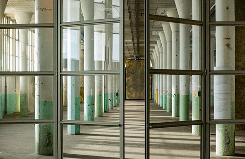 Open deur naar fabriekshal