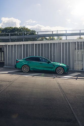 BMW M3 G80 in een parkeergarage met dramatisch contrastlicht