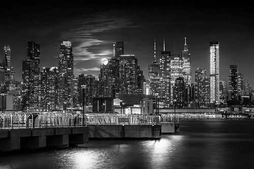Manhattan skyline met volle maan | Monochrom