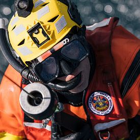 Un plongeur se suspend à l'hélicoptère des garde-côtes lors d'un exercice au-dessus de la mer. sur Jimmy van Drunen