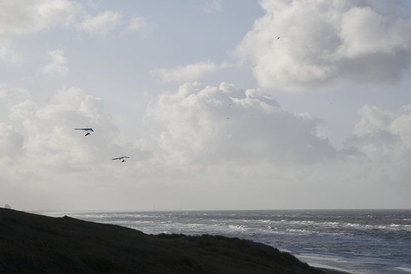 Sea, dunes and hang gliders by Pauline Bergsma