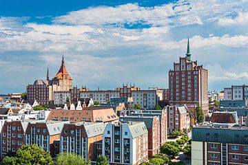 Uitzicht op historische gebouwen in de Hanzestad Rostock van Rico Ködder