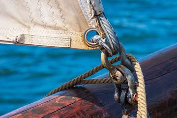 Detail van een zeilschip bij de Hanse Sail in Rostock