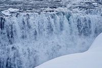 Waterval in de sneeuw