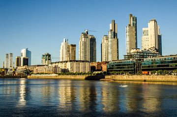 Reflet des gratte-ciel dans le bassin du port de Puerto Madero à Buenos Aires en Argentine sur Dieter Walther