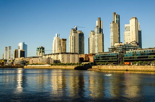 Reflectie van wolkenkrabbers in de havenkom van Puerto Madero in Buenos Aires Argentinië