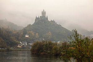 Reichsburg von der Mosel aus gesehen