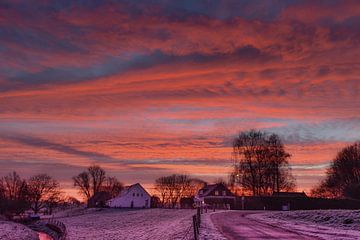 Spectaculaire rode zonsopkomst, Maas dijk. van Arthur van den Berg