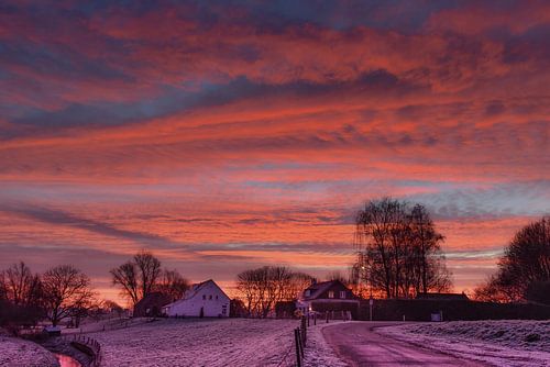 Spectaculaire rode zonsopkomst, Maas dijk.