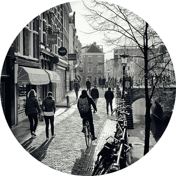 Straatfotografie in Utrecht. Utrecht ontwaakt in de februarizon op de Vismarkt.