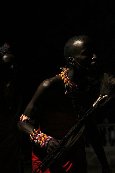 Tanzende Masai Mara in Kenia von Linda Baart | lindabaartkunst