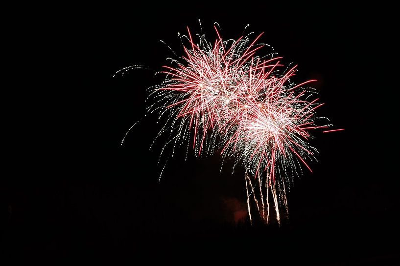 Rotes und weißes Feuerwerk auf schwarzem Hintergrund von Aagje de Jong