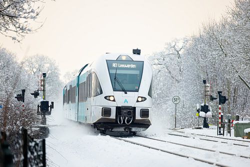 Arriva trein in de sneeuw tussen Groningen en Leeuwarden