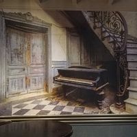 Photo de nos clients: Le piano abandonné et les escaliers par Truus Nijland, sur fond d'écran