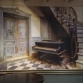 Photo de nos clients: Le piano abandonné et les escaliers par Truus Nijland