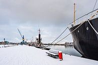 Uitzicht over de stadshaven in Rostock in de winter van Rico Ködder thumbnail