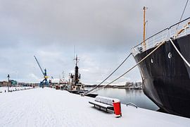 Vue sur le port de la ville de Rostock en hiver sur Rico Ködder