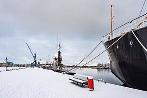Uitzicht over de stadshaven in Rostock in de winter van Rico Ködder
