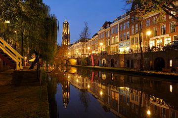 Oudegracht in Utrecht tussen Hamburgerbrug en Weesbrug met Domtoren van Donker Utrecht