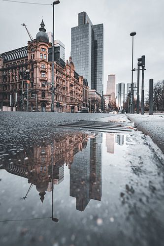 Stadsopname Frankfurt, straat met weerspiegeling in een plas