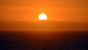 een mooie zonsondergang bij de zee