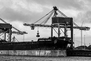 Schiffe im Hafen in schwarz und weiß.