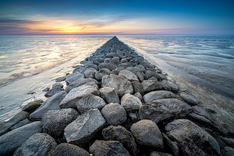 Steinmole auf trockenem Wattenmeer von Fotografiecor .nl