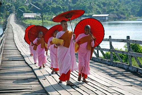 On the longest wooden bridge of peace