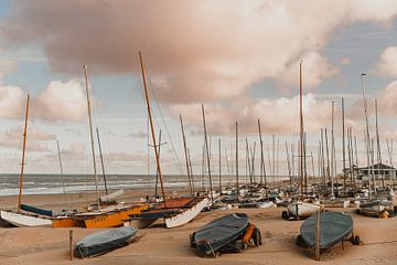 Club de voile Noordwijk aan Zee avec des nuages roses sur Yanuschka Fotografie | Noordwijk