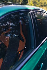 Groene BMW M3 G80 in een rustgevende, bosrijke omgeving