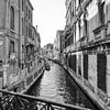 Doorkijk in Venetië zwart wit van Dennis Evertse