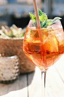 Sommerlicher Orangencocktail mit frischer Minze // Fotografie