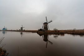Windmolens langs het water aan de kinderdijk. by Brian Morgan
