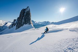 Splidboarder im Winter auf Senja bei Hester