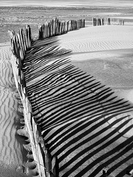 Jeu d'ombres de clôture en bois sur la plage sur René Glas
